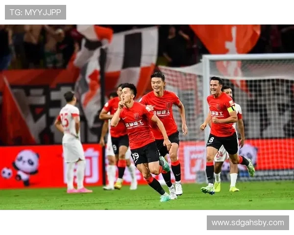 上海海港与成都蓉城激烈对决 展现实力与战术的碰撞